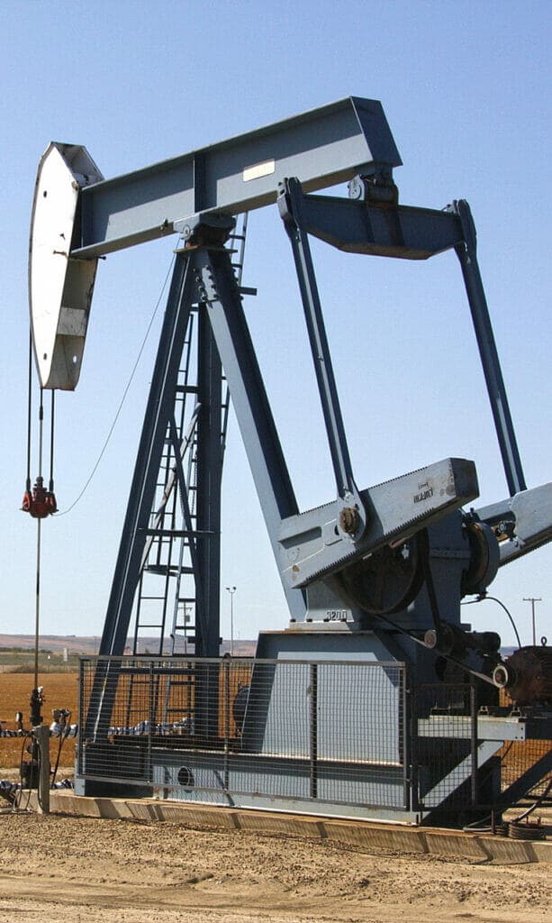 La OPEP acuerda reducir la producción de petróleo.