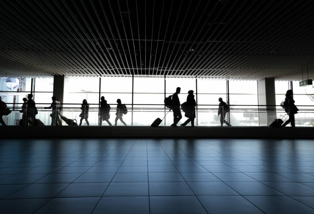 turistas en el aeropuerto