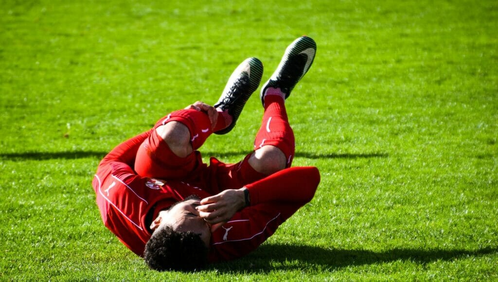 Calambre muscular en un jugador de futbol