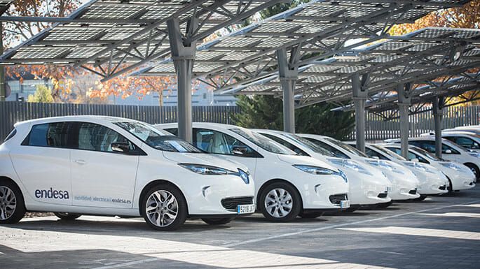 empleados-con-coche-eléctrico-en-Endesa