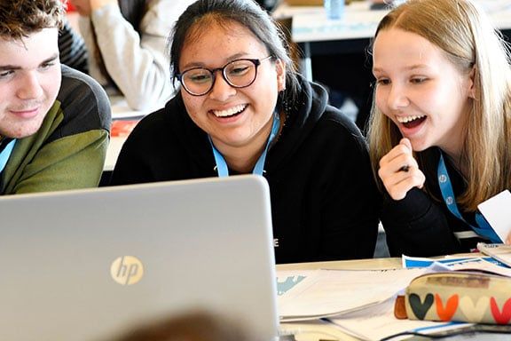 Estudiantes-durante-la-competición-HP-CodeWars-2019