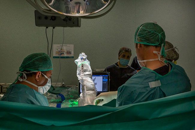 Cirujanos-de-Quirónsalud-Barcelona-con-robot-en-una-operación-de-columna