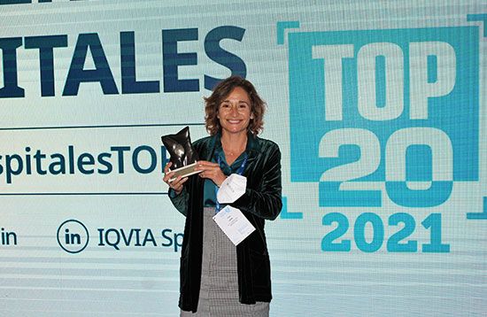 Ana Leal recibe con el Premio Top 20 para la FJD