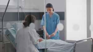 mujeres trabajando en un hospital