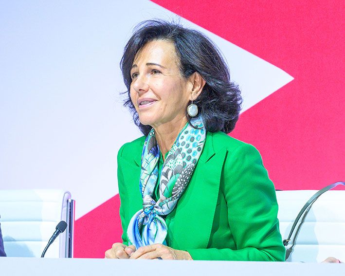 Ana-Botín-ve-necesario-priorizar-la-formación-universitaria