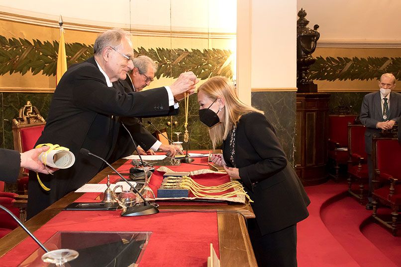 Dra.-Ayuso-recibe-la-medalla-y-diploma-como-nueva-académica-correspondiente-de-la-RANME