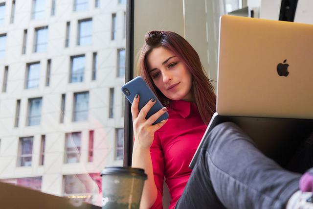 mujer teletrabajando