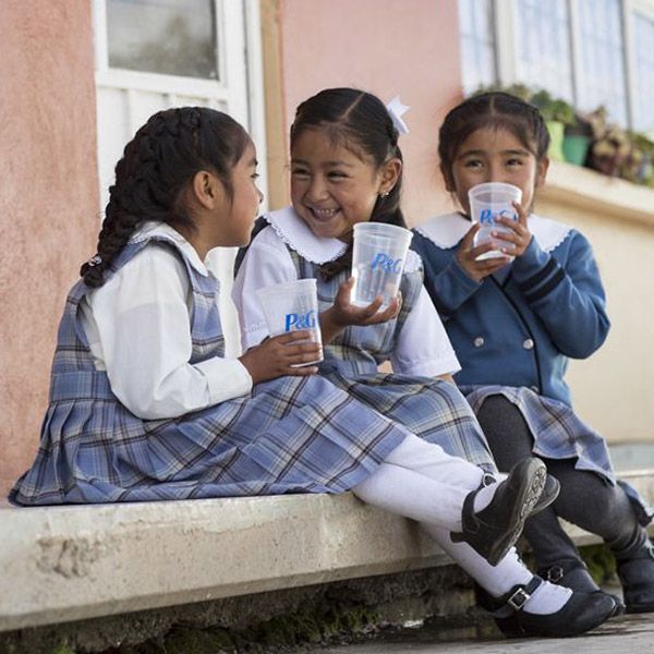 niños bebiendo agua en un vaso de P&G