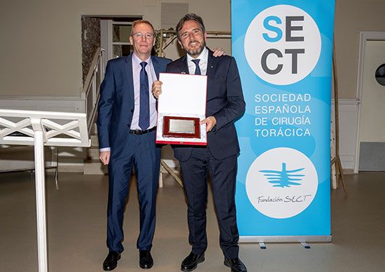 premio-SECT-doctor-Miguel-Congregado por cirugía pulmonar.jpg