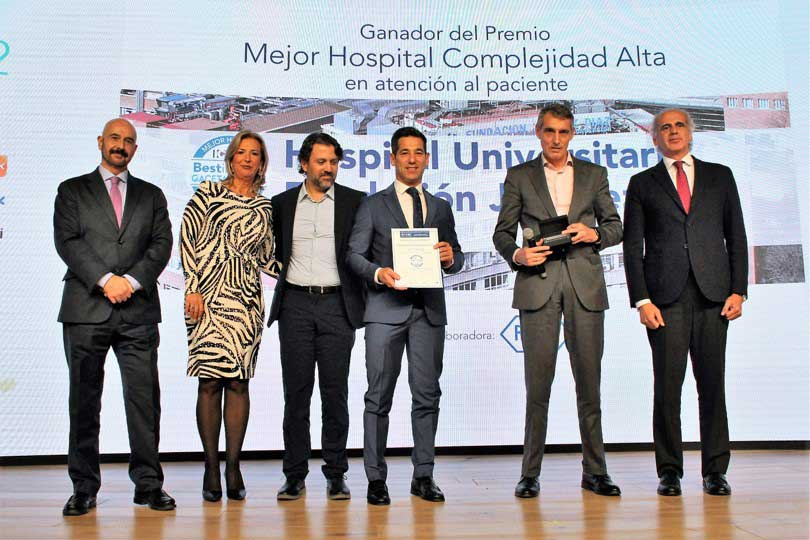 Juan-Antonio-Álvaro-de-la-Parra-recogió-el-Premio-BiC-al-Mejor-Hospital-de-Alta-Complejidad-junto-a-Josu-Rodríguez,-el-Dr.-Jarvier-Arcos-y-Ana-Gloria-Moreno