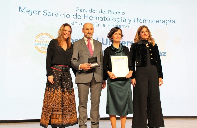 La Dra. Llamas recogió el Premio BiC al Mejor Hospital en Hematología junto al Dr. José Luis López