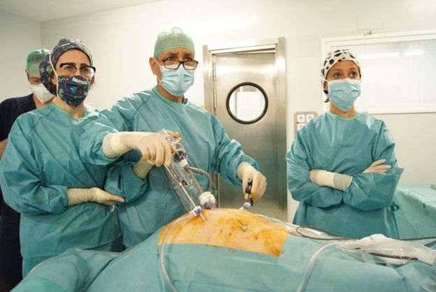 El doctor Carlos Durán en una cirugía bariátrica de obesidad mórbida