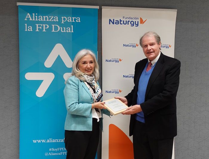 Foto-entrega-adhesion-Fundación-Naturgy-a-Alianza-FP-Dual