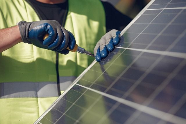 Holaluz y Santander se alían para impulsar el consumo de energía solar