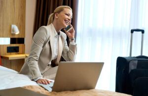 mujer de negocios en un hotel