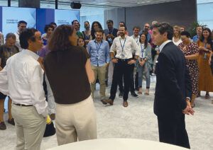 El presidente de Telefónica, José María Álvarez-Pallete, junto a empleados de la compañía.