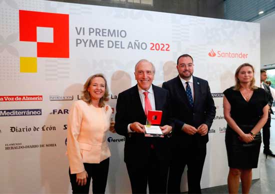 Instituto-Oftalmológico-Fernández-Vega-recibe-el-premio-pyme-del-año