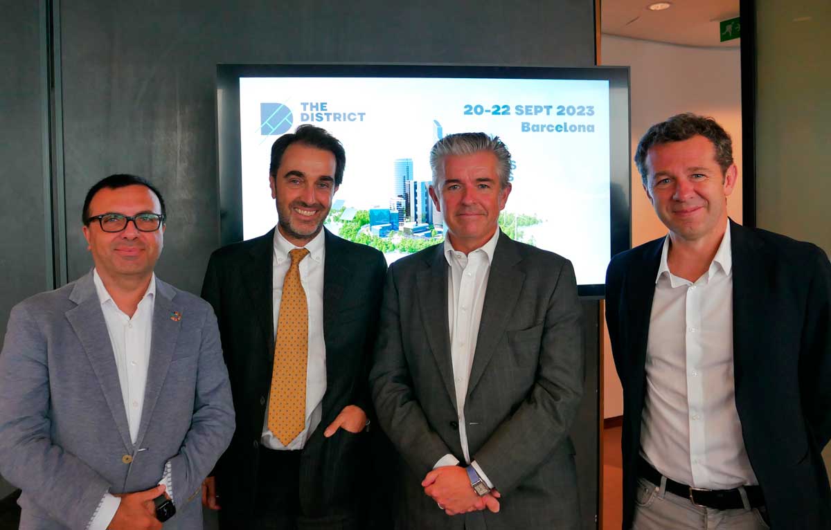 Massimo-Saletti,-de-JP-Morgan,-y-Jonathan-Hull,-de-CBRE,-junto-con-los-directivos-de-The-District