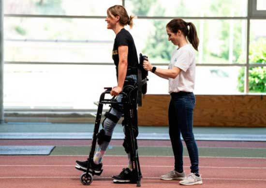 la-triatleta-paralímpica-caminando-con-un-exoesqueleto