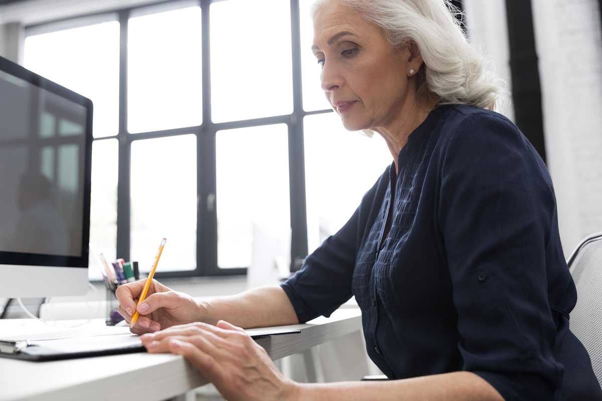 mujer-sénior-en-su-puesto-de-trabajo