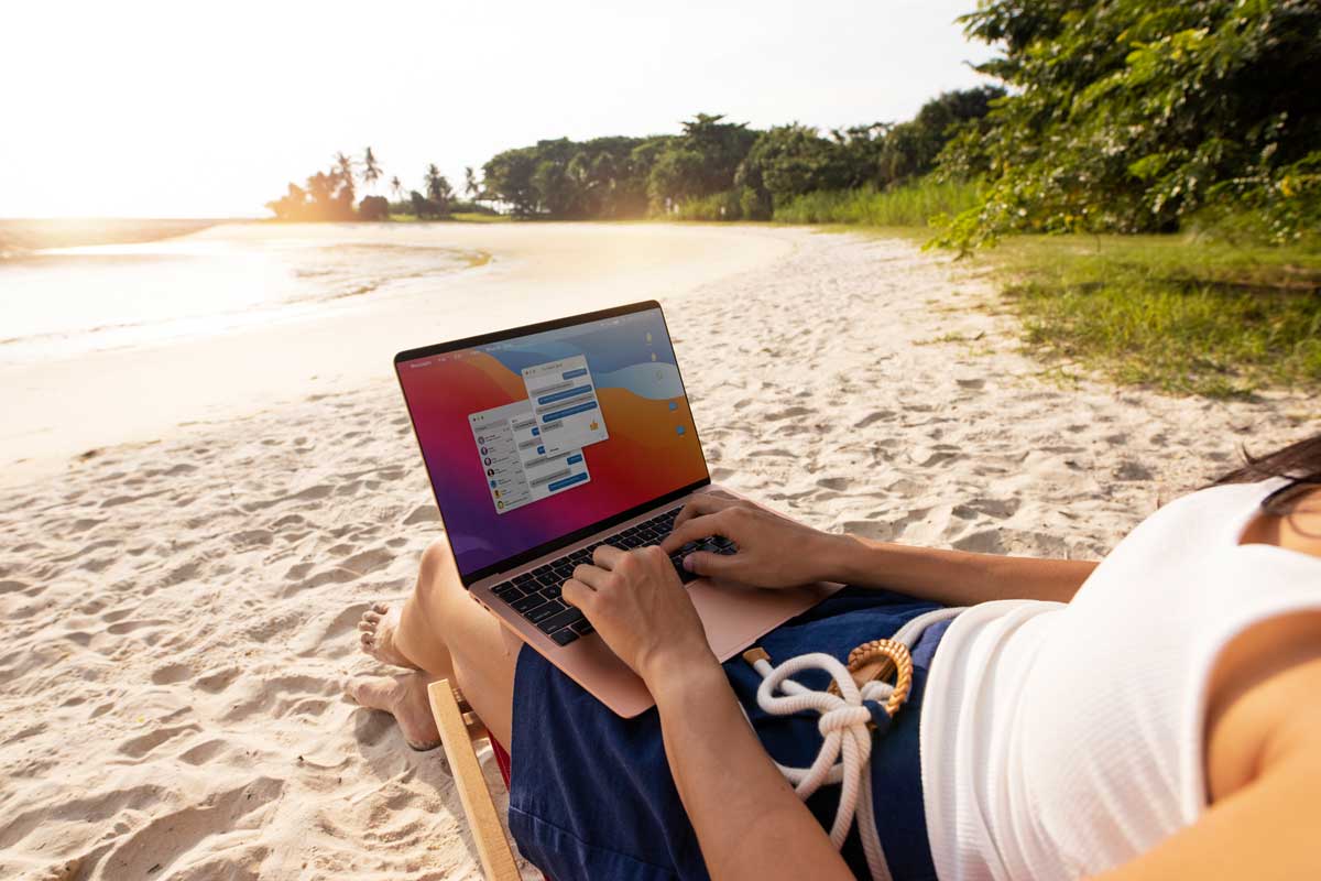 trabajando-desde-la-playa