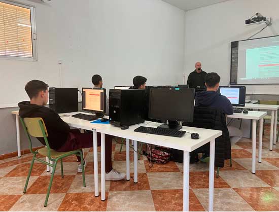 El-Hospital-Quirónsalud-Huelva-dona-equipos-informáticos-a-un-colegio-con-jóvenes-en-riesgo-de-exlusión