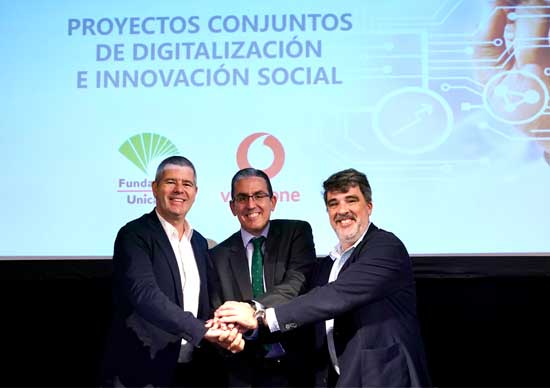 acuerdo-de-Fundación-Unicaja-y-Vodafone-para-impulsar-la-innovación-social