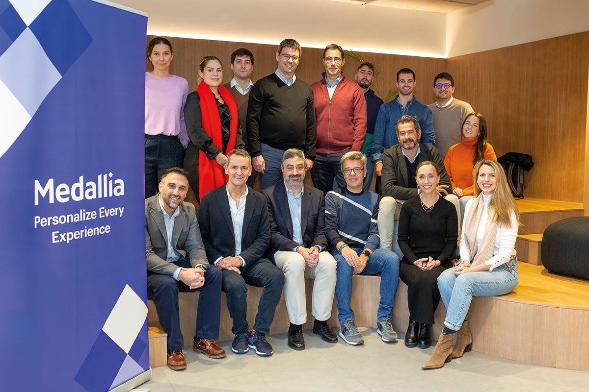 Nick Martín posa con parte del equipo de Medallia en España