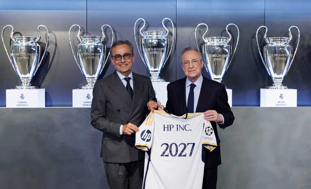 Florentino-Pérez-presenta-la-camiseta-del-Real-Madrid-con-HP