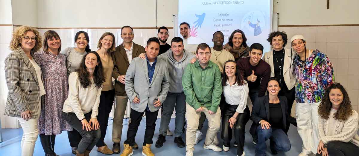 Jóvenes-y-equipo-educativo-de-+-Talento