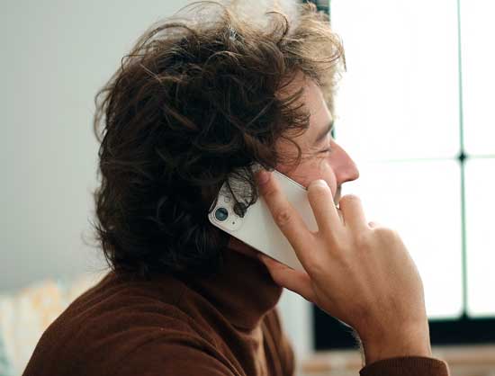 Los-clientes-de-CaixaBank-podrán-enviar-dinero-a-su-domicilio-con-una-llamada-telefónica-gracias-a-Correos