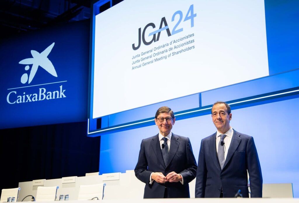 El presidente de CaixaBank, José Ignacio Goirigolzarri, y el consejero delegado, Gonzalo Gortázar, en la Junta General Ordinaria de Accionistas.