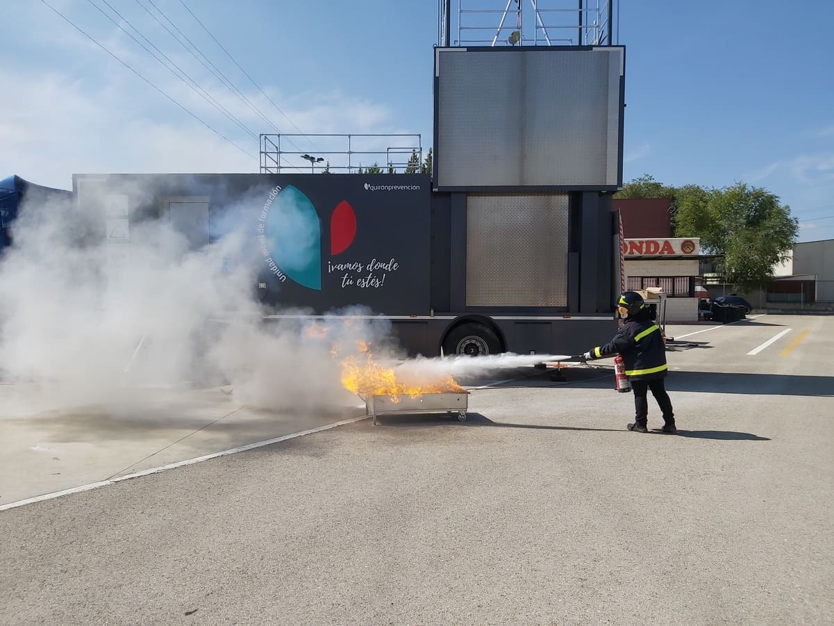 Bombero en formación con la Unidad Móvil de Quirónprevención