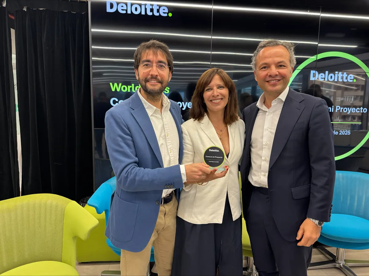 Fundación Álex Rivera es premiada por Deloitte
