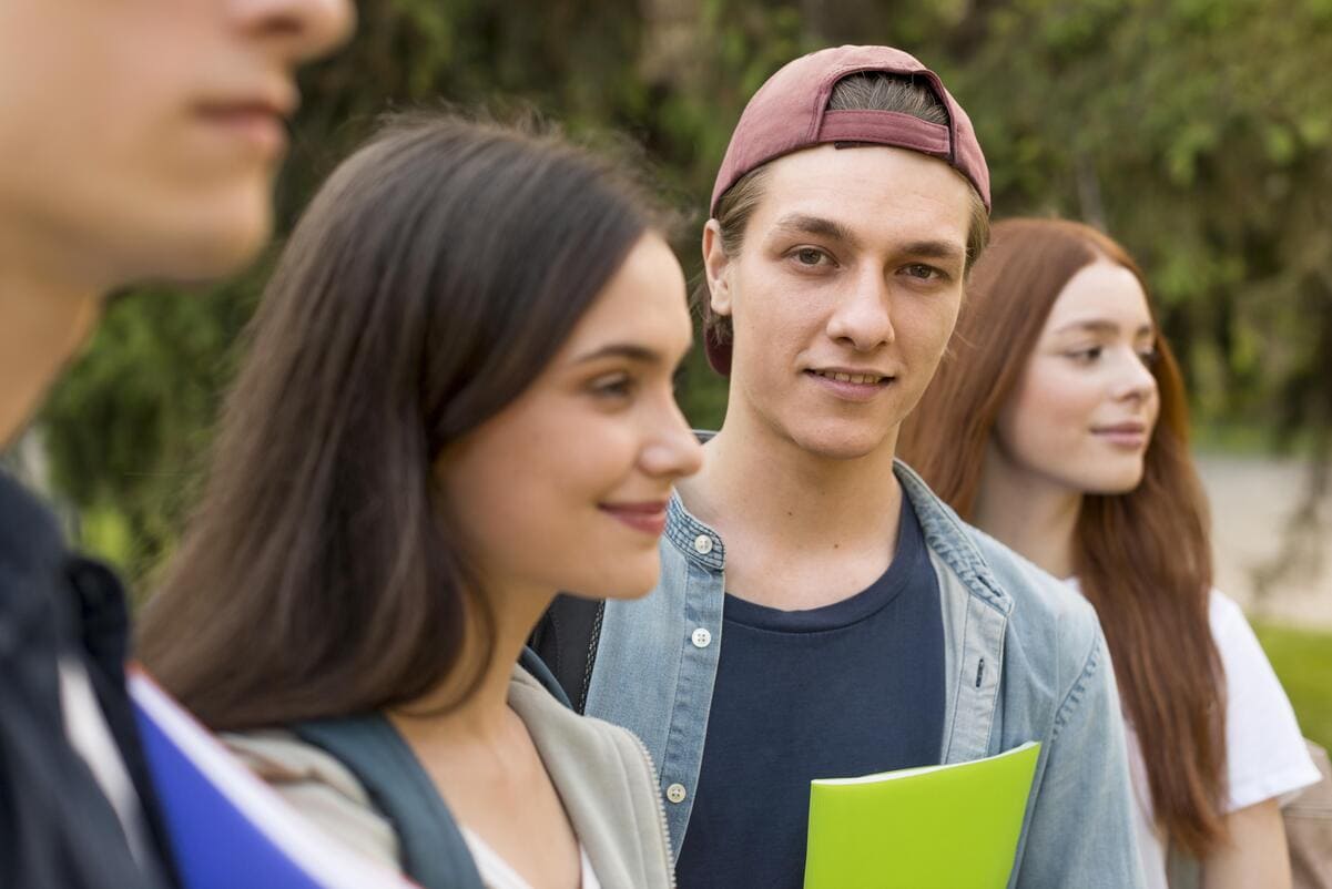 grupo-de-adolescentes-en.edad- de-empleo juvenil