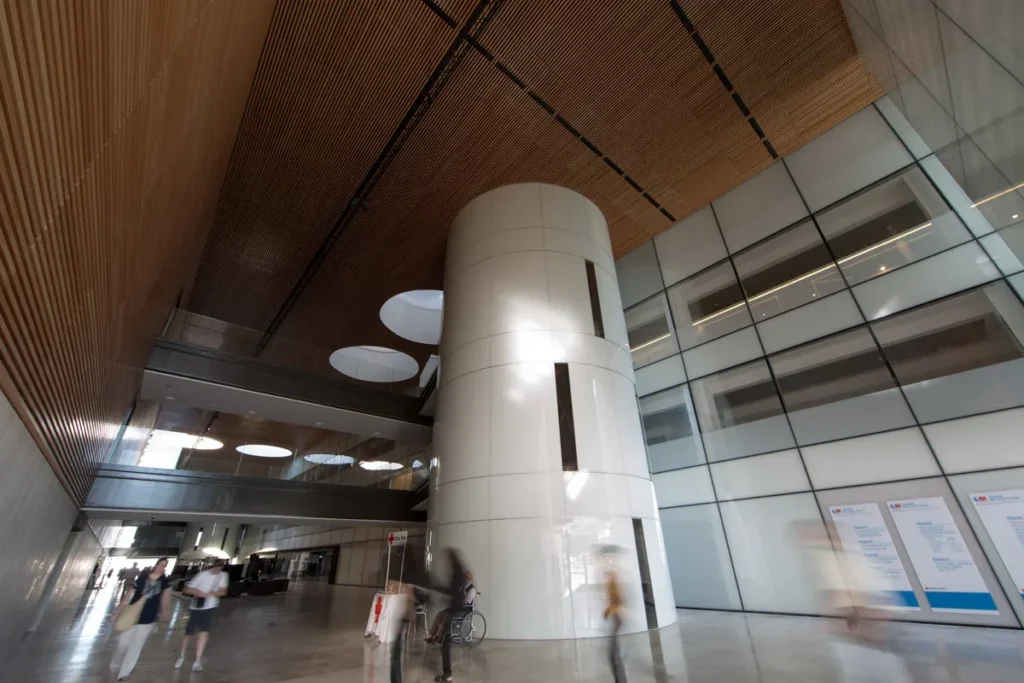 Entrada atrio principal Hospital Rey Juan Carlos Madrid