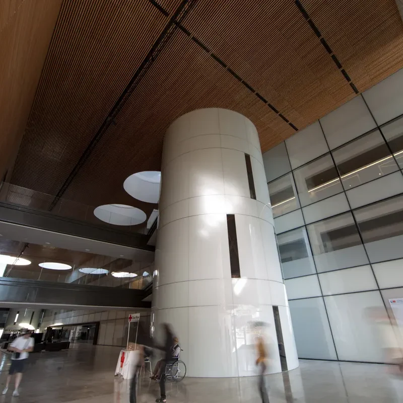 Entrada atrio principal Hospital Rey Juan Carlos Madrid