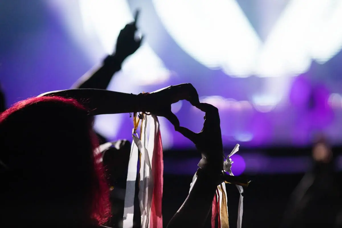 ¿Por qué las pulseras de tela son la opción preferida para festivales y eventos corporativos?