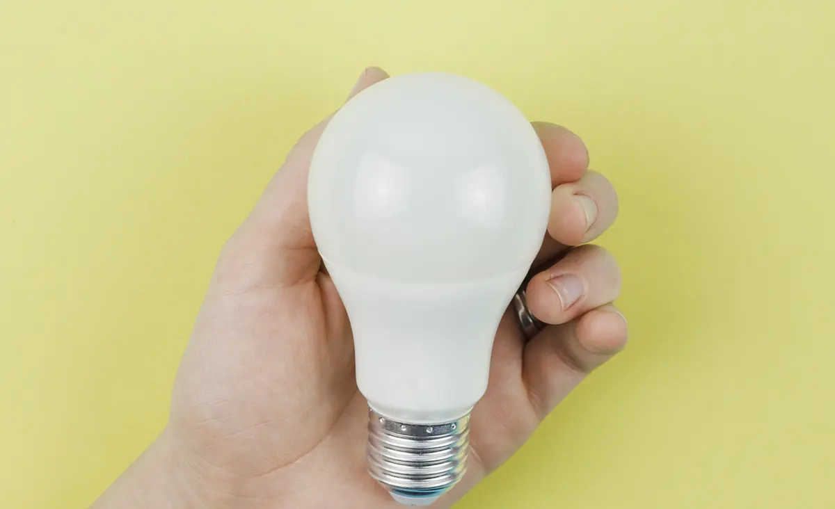 Domingo de bajadas y lunes de subidas en el precio de la luz, hoy 16 de junio de 2025