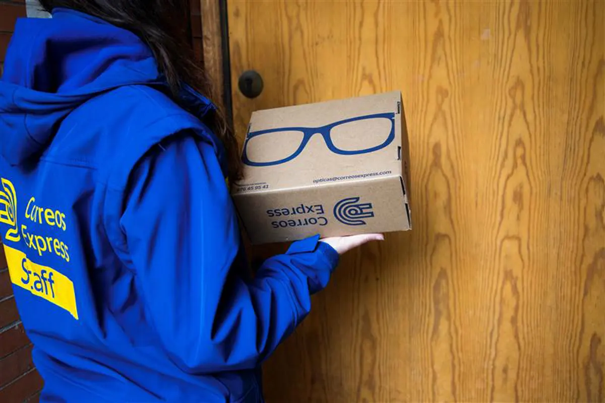 Las cifras que están detrás del liderazgo de Correos Express en el sector óptico