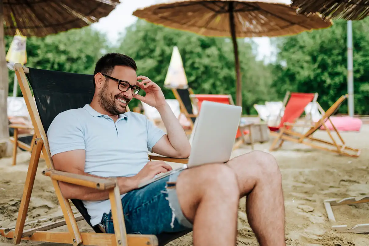 Teletrabajo en verano y conciliación con las vacaciones escolares: ¿cómo debe regularse por contrato?