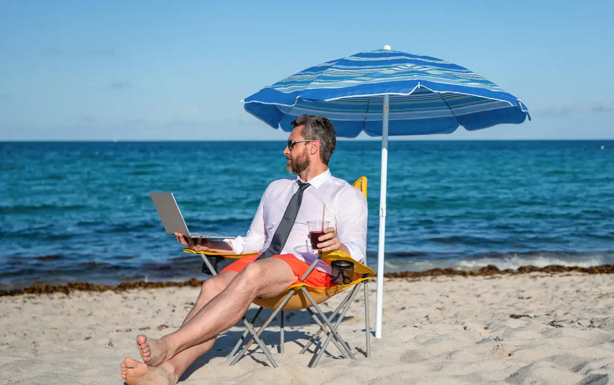 El 60% de los directivos españoles no logra desconectar durante las vacaciones: una alerta para las empresas