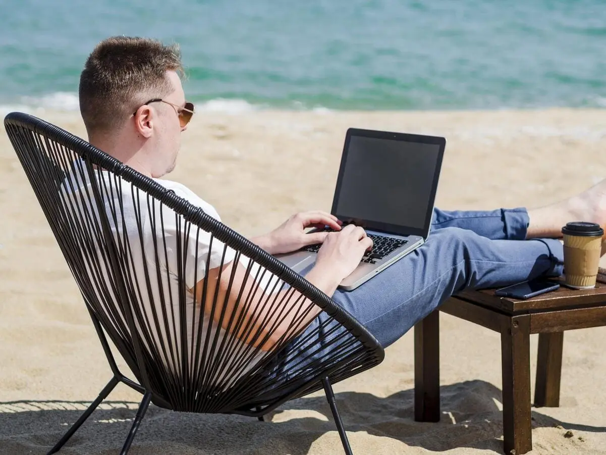 Siete de cada diez CEOs en España no desconectan en verano