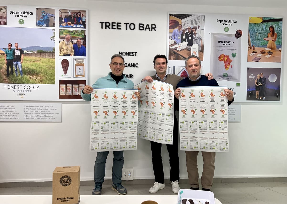 Abel Sanchez-Hermosilla (HP), Sergio Codonyer (Organic Africa) y Jordi Parés (Bolsaplast) juntos en la primera prueba de impresión de envases flexibles. 