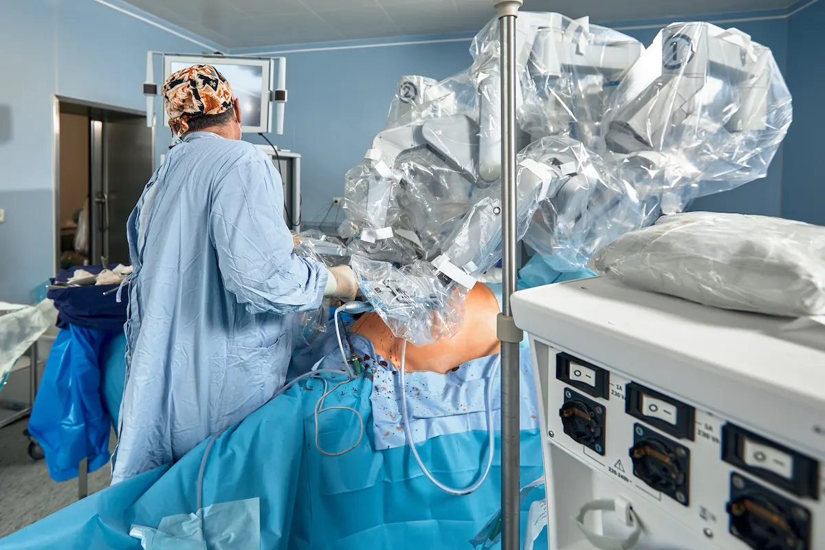 Los beneficios de la cirugía robótica en el cáncer colorrectal y otros avances contra esta enfermedad