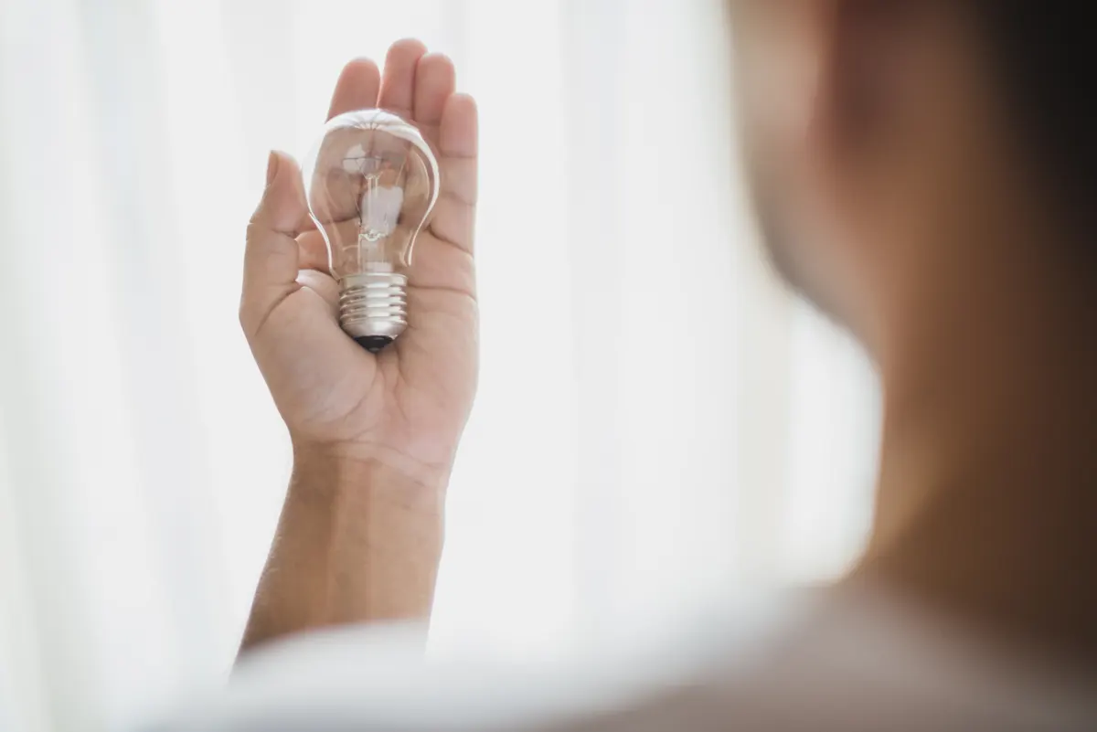 Un descenso muy suave en el pecio de la luz, hoy 18 de noviembre de 2025