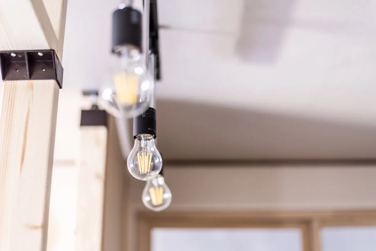 El precio de la luz, hoy 5 de noviembre de 2025, toca suelo