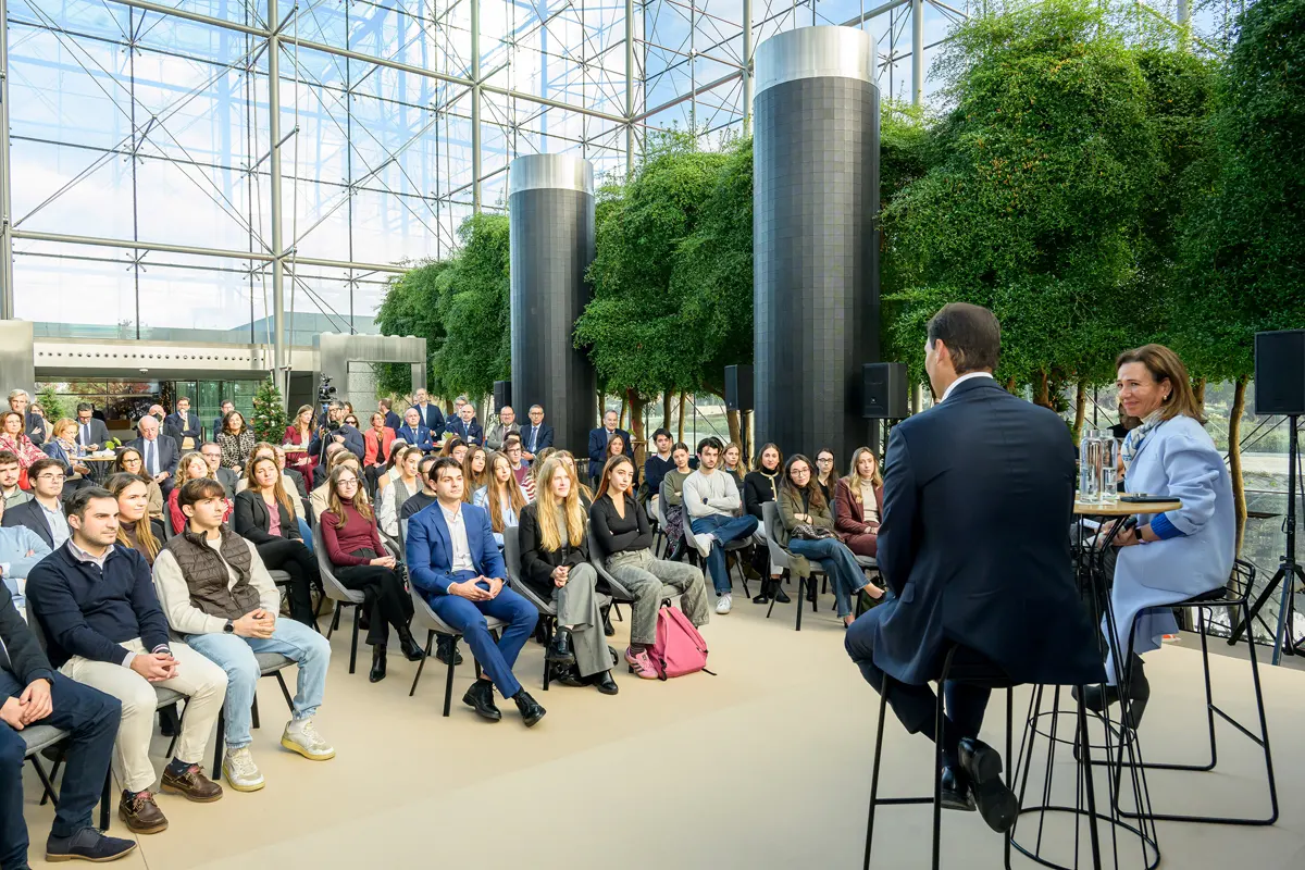 Nadal y Botín con becarios Santander
