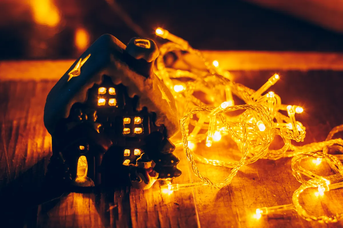 El encendido navideño saldrá caro (de momento): así está el precio de la luz hoy 1 de diciembre