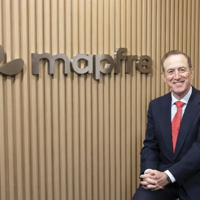 Antonio Huertas, presidente de Mapfre con la nueva imagen corporativa de la aseguradora